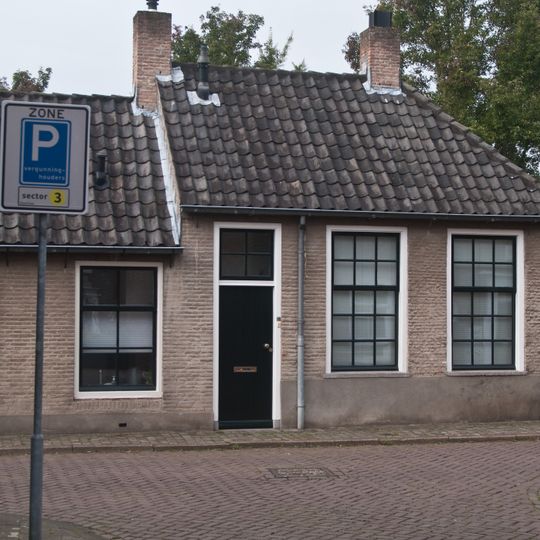 Arbeiderswoninkje zonder verdieping onder met pannen gedekt zadeldak met schild
