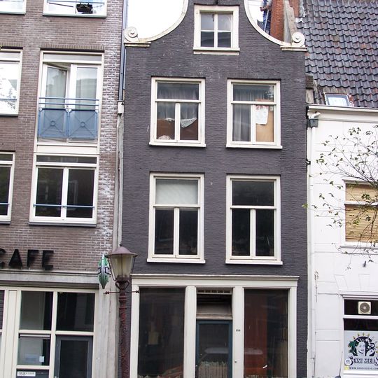 Pand met ingezwenkte halsgevel in hoofdvormen ongewijzigd