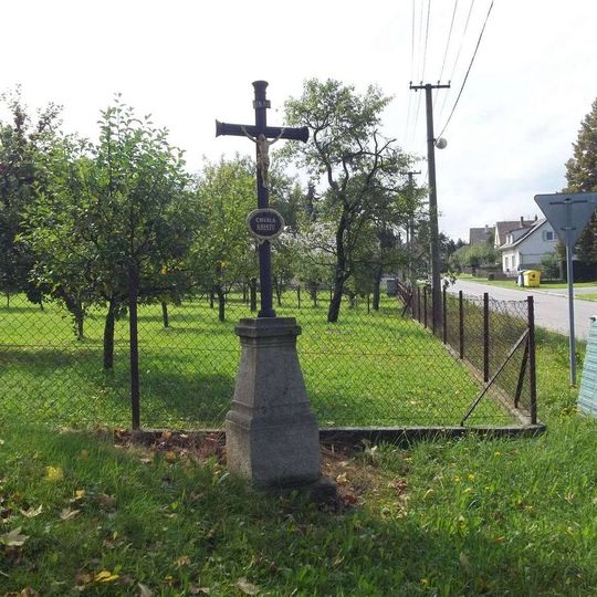 Kříž v Obratani u rozcestí