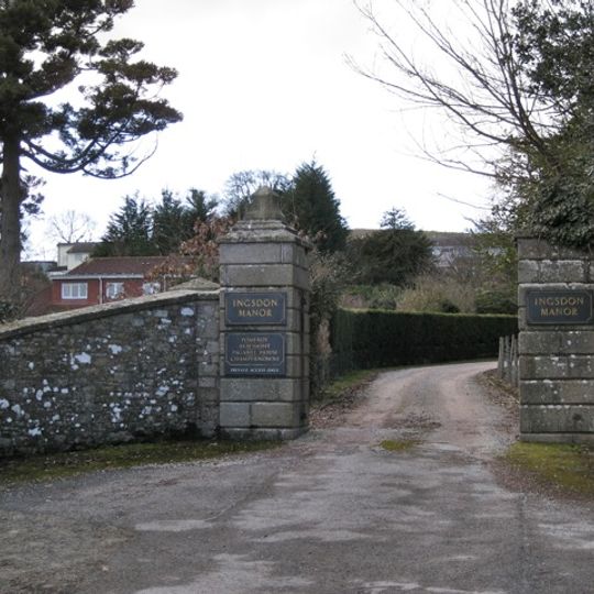 Pair Of Entrance Piers At East Entrance To Ingsdon School, Including The Flanking Walls