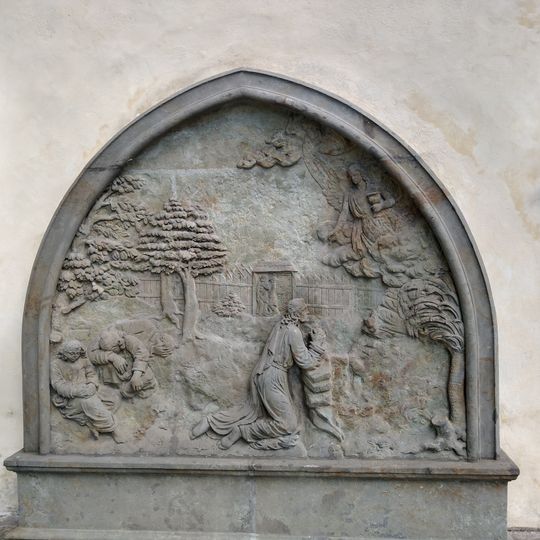 Kamenná plastika v průčelí kostela Narození Páně v Opočně