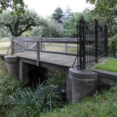 Plantagehuis: brug met toegangshek