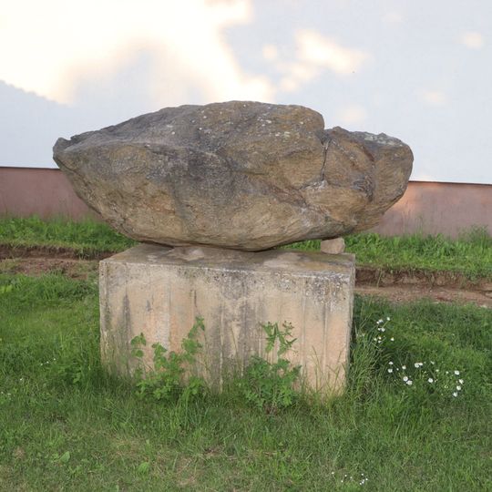 Pomník u kulturního domu v Babicích