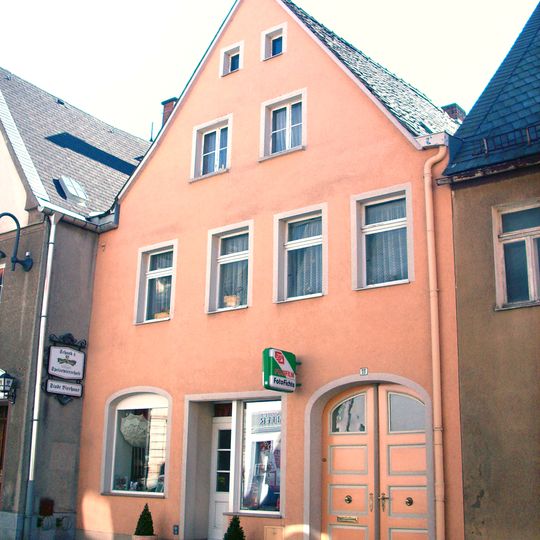 Wohnhaus mit Laden in geschlossener Bebauung Robert-Koch-Straße 18