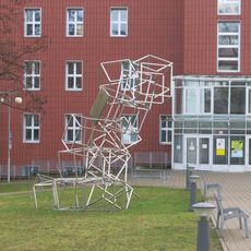 Kovová plastika před Fakultou umění a designu univerzity v Ústí nad Labem