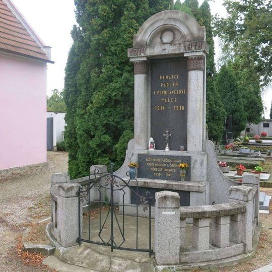 Pomník padlým v 1. a 2. světové válce na hřbitově v Roudnici nad Labem