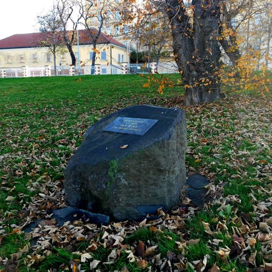 Pomník Janu Bínovi a třem neznámým bojovníkům v ulici Na Valech na Hradčanech