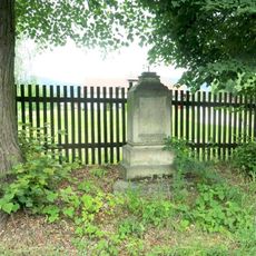 Podstavec ulomeného kříže u rozcestí k domu 452 v Skalici u České Lípy