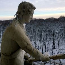 Īres nams ar veikaliem