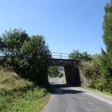 Železniční most přes silnici III/19019 u Hodousic