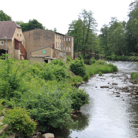 Westliches Wohnhaus, südliches Wohnmühlenhaus und nördliche Scheune eines Mühlengehöftes sowie zwei Toreinfahrtspfeiler Industriestraße 1