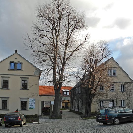 Wohnstallhaus und Scheune eines Bauernhofes, dazu zwei Torpfeiler und Pforte Dorfplatz 2