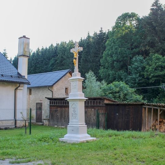 Kříž v Bedřichově u kostela