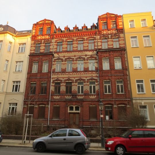 Mietshaus in geschlossener Bebauung mit Vorgarten Further Straße 12