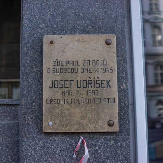Pamětění deska Josefa Voříška na Paláci Merkur v Praze