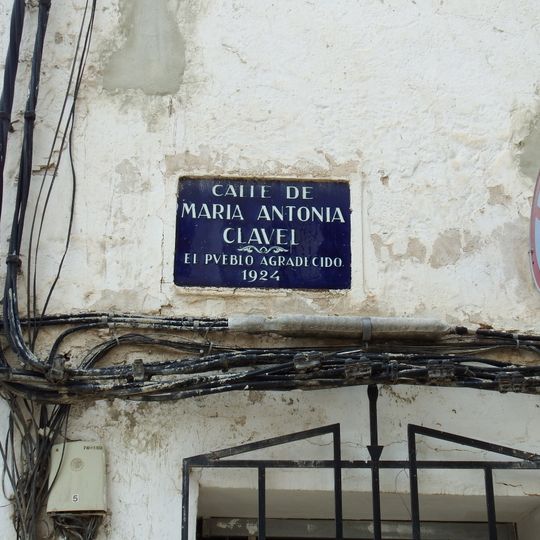 Placa cerámica a Doña María Antonia Clavel