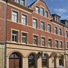 Mietshaus mit Laden in geschlossener Bebauung und Hofdurchfahrt August-Bebel-Straße 4