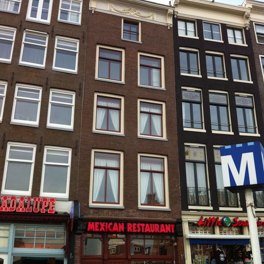 Pand met gevel onder gesneden rechte lijst met consoles