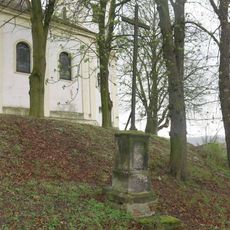 Kříž v areálu zrušeného hřbitova u kostela ve Skoroticích