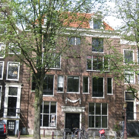 Pand met bakstenen lijstgevel onder schilddak