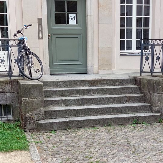 Stehende Knaben mit Hunden