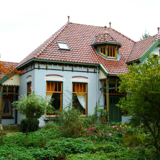 Woonhuis in Overgangsarchitectuur met Chalet- en Art Nouveaustijl-elementen met aangebouwde schuur