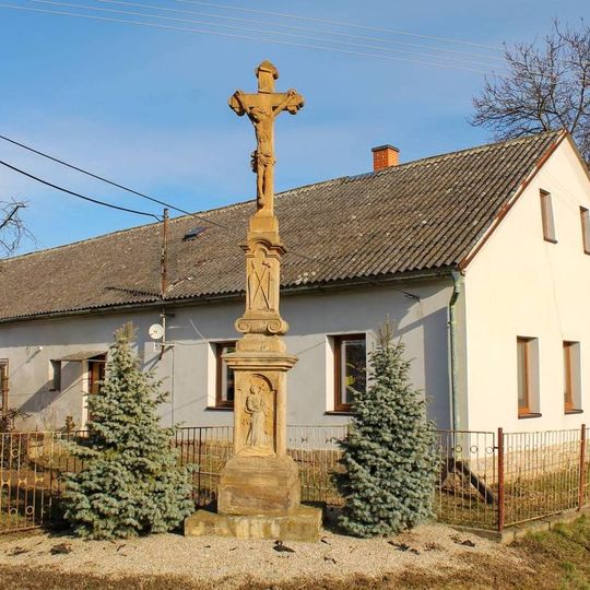Kříž v Lazcích na rozcestí