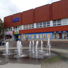 Vodotrysk před obchodním domem na Riegrově náměstí