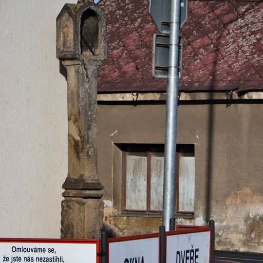 Boží muka na rozcestí v Jirkovské ulici v Údlicích