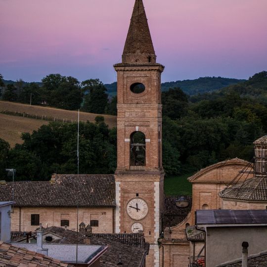 Torre campanaria con orologio