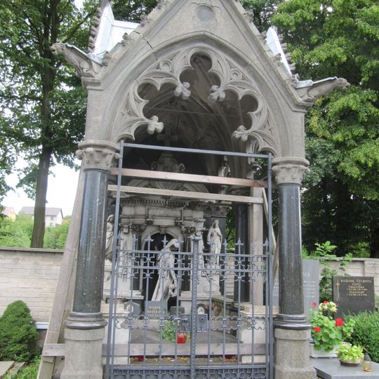 Kříž a Zimova hrobka na hřbitově