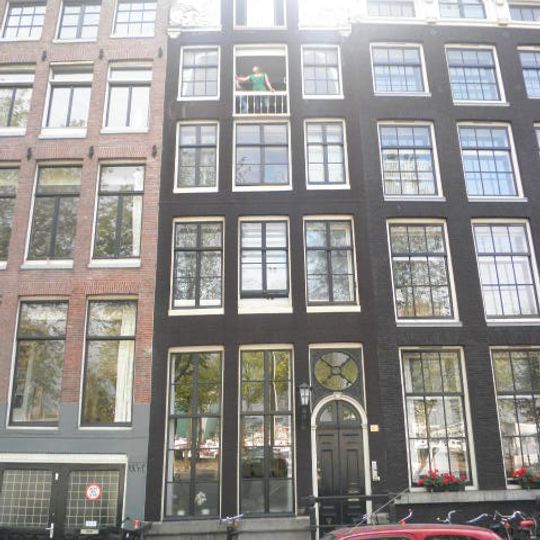 Pand met rijk gebeeldhouwde halsgevel