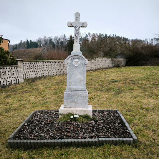 Kříž v Holasicích