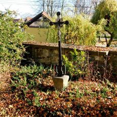 Kříž u kostela v Kytíně