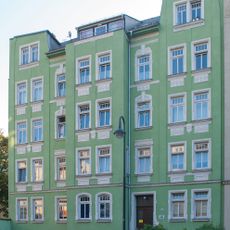 Mietshaus in halboffener Bebauung mit Vorgarten Horst-Menzel-Straße 10