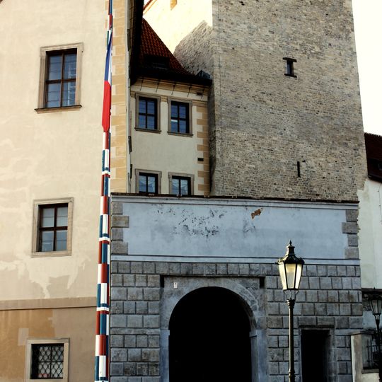 Plečnikův stožár před vstupem do Pražského hradu