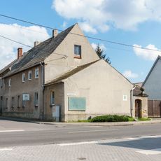 Wohnhaus, Seitengebäude und Toranlage eines Bauernhofes Hauptstraße 31