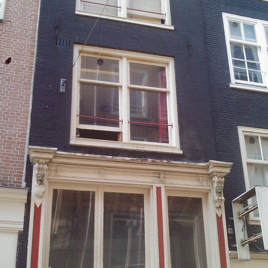 Huis met latere gevel onder rechte lijst