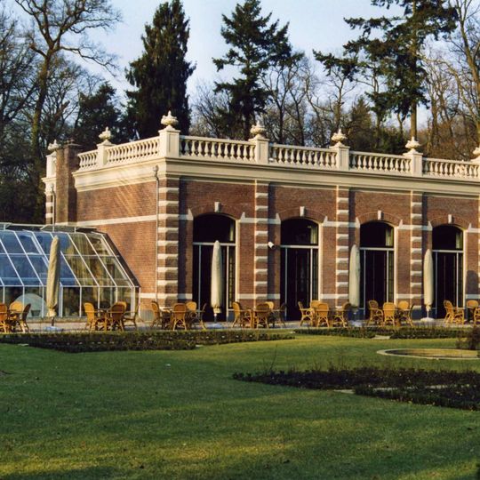 Warnsborn: oranjerie met druivenkas en orchideeënkas