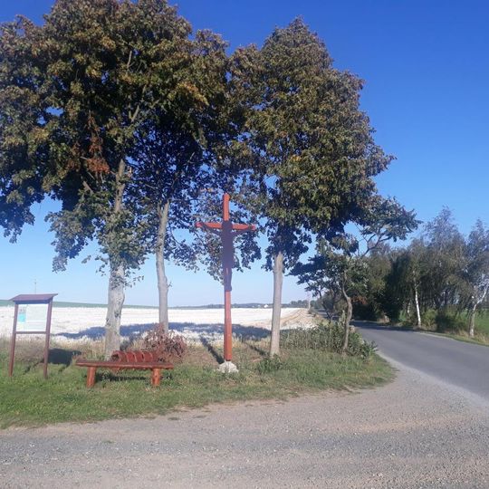 Kříž východně od Bílova u rozcestí