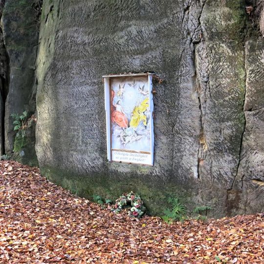 Obrázek Nejsvětější Trojice na skále u lesní cesty severně od Lipnice
