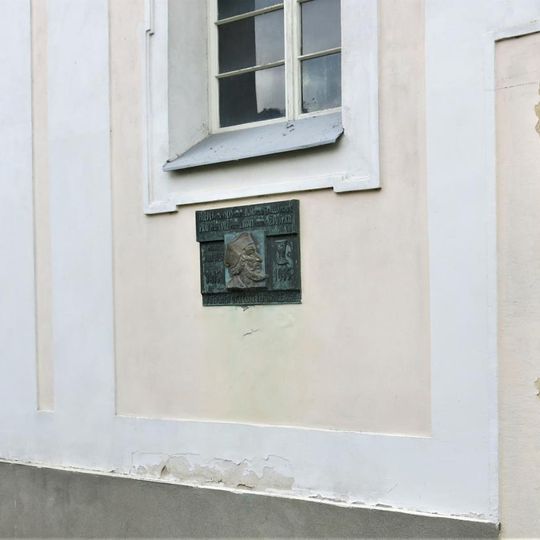 Pamětní deska Jana Husa na evangelickém kostele ve Vysoké