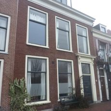 Pand met gevel met rechte kroonlijst. Deuromlijsting