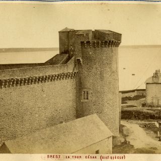 Tour César du château de Brest‎