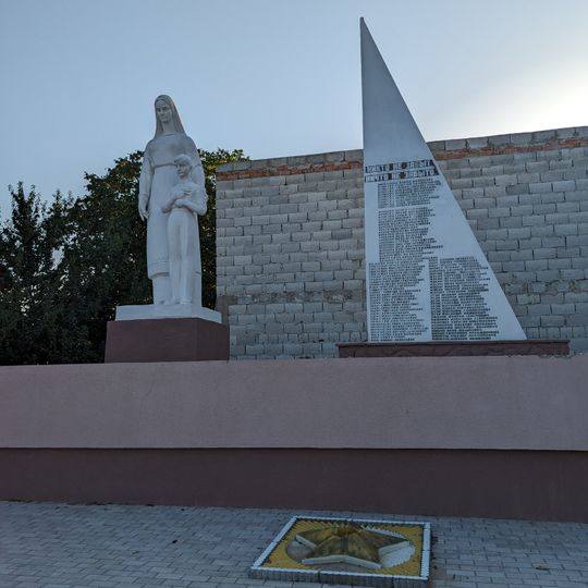 Monument la mormântul ostașului căzut în 1941 și în memoria ostașilor consăteni căzuți în 1941-1945