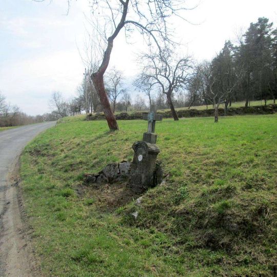 Kříž jižně od Velenov u křižovatky