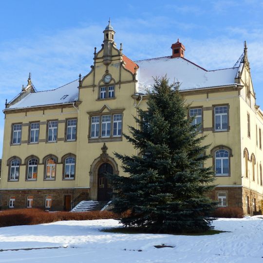 Schulgebäude mit Vorplatz Dorfstraße 16