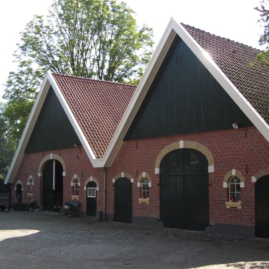 Het Stroot: boerderij van het hallehuistype met tweekapsschuur onder met rode hollandse pannen gedekt zadeldak