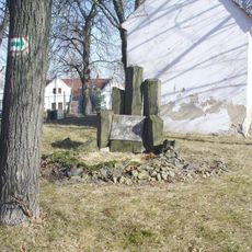 Pomník osvobození na návsi v Evani