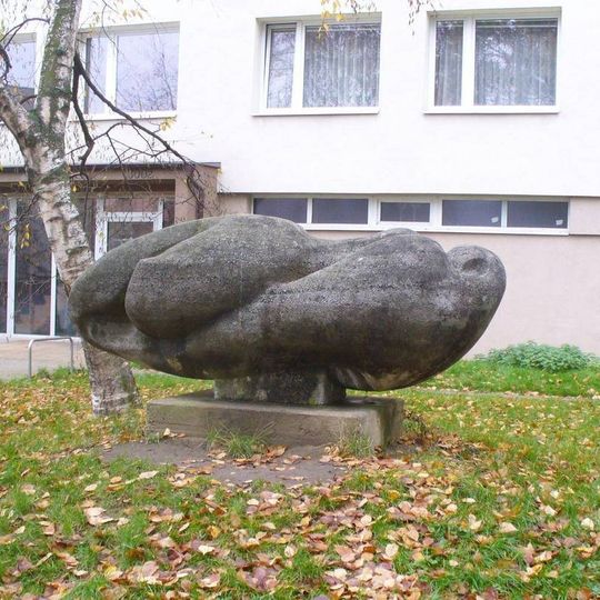 Kamenná plastika u domu Vodárenská 3002 v Mělníku